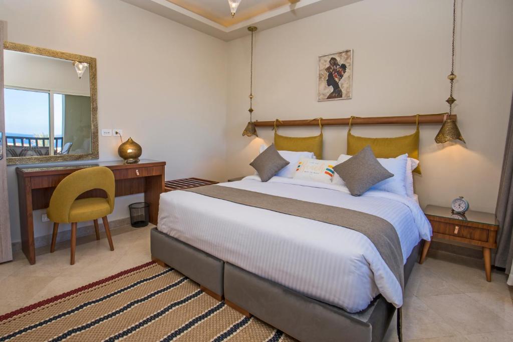 Кровать или кровати в номере OSKENA Azzurra Sahl Hasheesh Hurghada