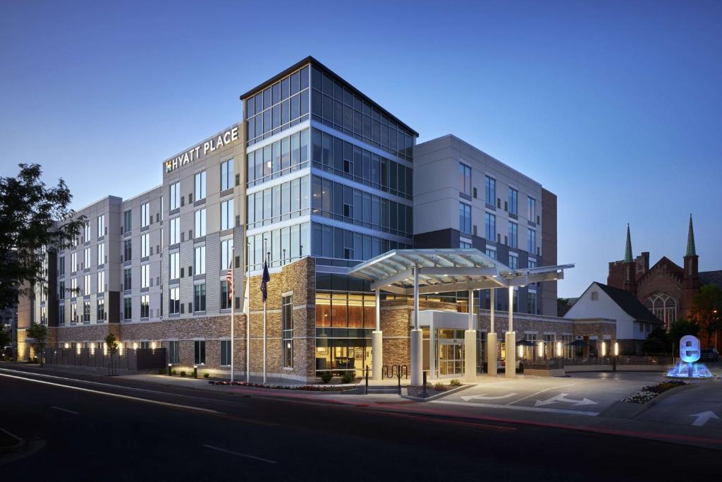 un grand bâtiment situé dans une rue de la ville la nuit dans l'établissement Hyatt Place Evansville, à Evansville