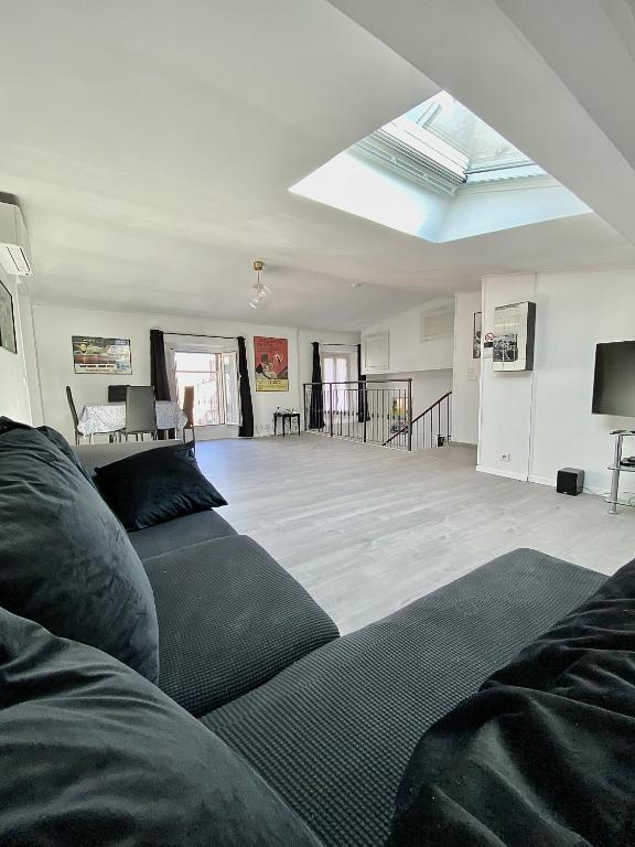 - un salon avec un canapé et une lucarne dans l'établissement Serbes Top Floor, à Cannes