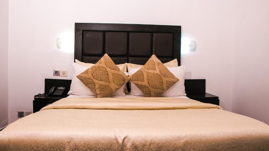 Postel nebo postele na pokoji v ubytování Angel Hotel