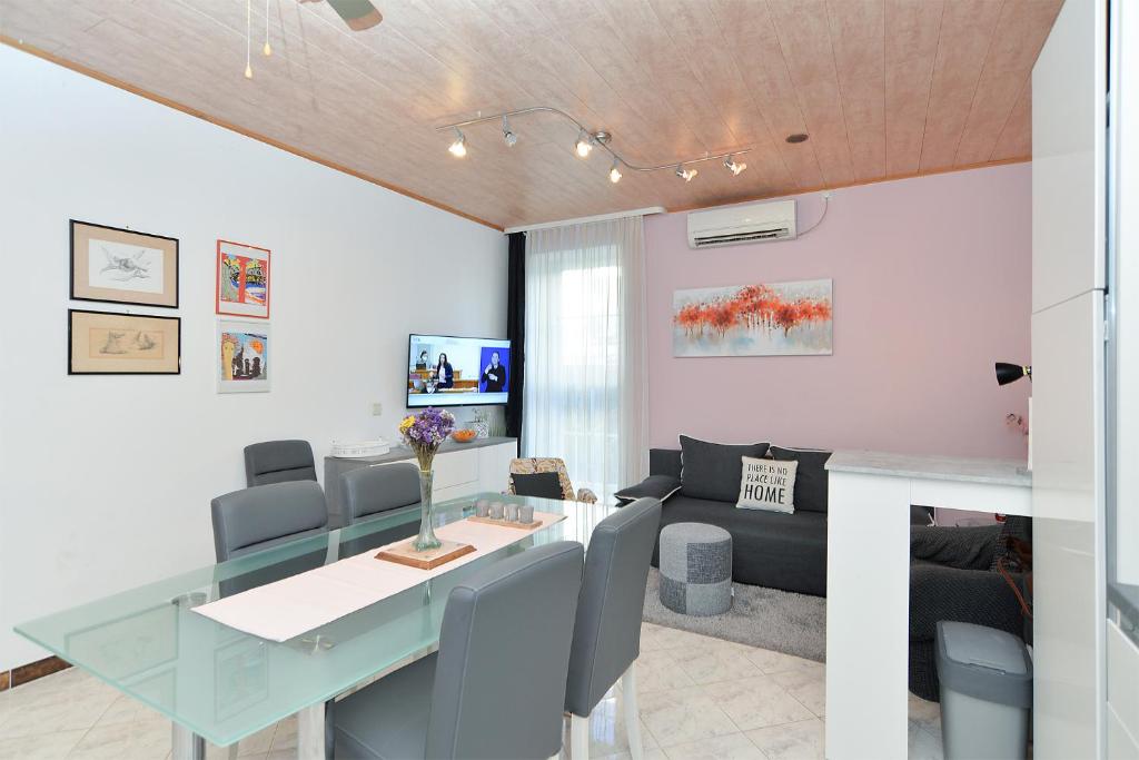 Telewizja i/lub zestaw kina domowego w obiekcie Apartments Jasna 1128