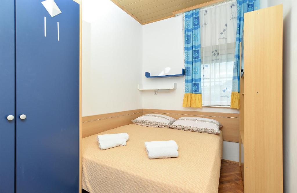 mały pokój z łóżkiem z dwoma ręcznikami w obiekcie Apartments Jasna 1128 w Fažanie