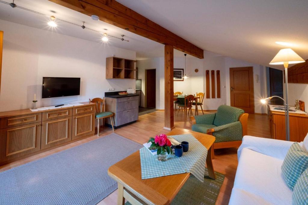 ein Wohnzimmer mit einem Sofa und einem Tisch in der Unterkunft Haus im Winkl in Bad Hindelang