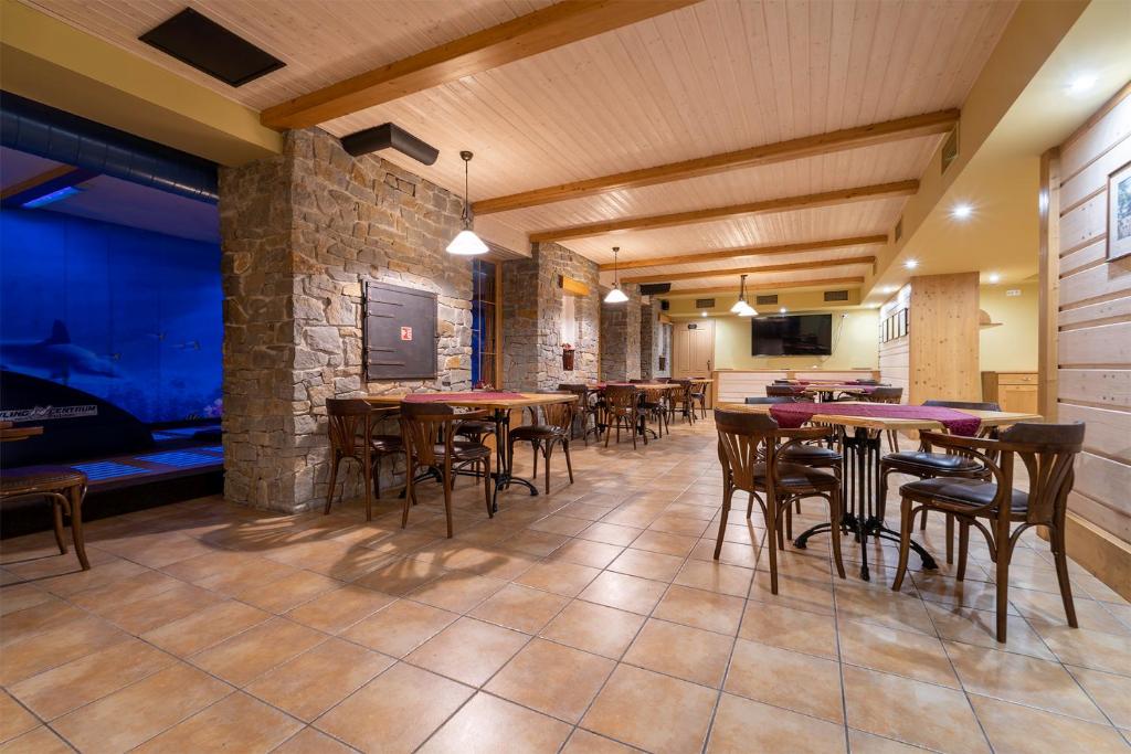 Reštaurácia alebo iné gastronomické zariadenie v ubytovaní Hotel Vyhlídka