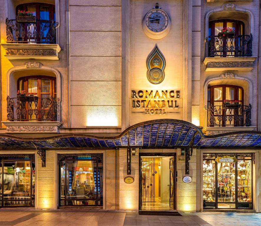 un edificio con entrada a un hotel de lujo en Romance Istanbul Hotel Boutique Class, en Estambul