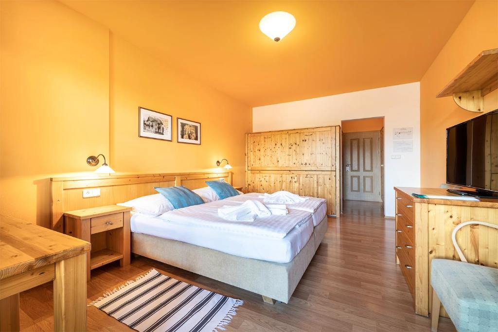 Posteľ alebo postele v izbe v ubytovaní Hotel Vyhlídka