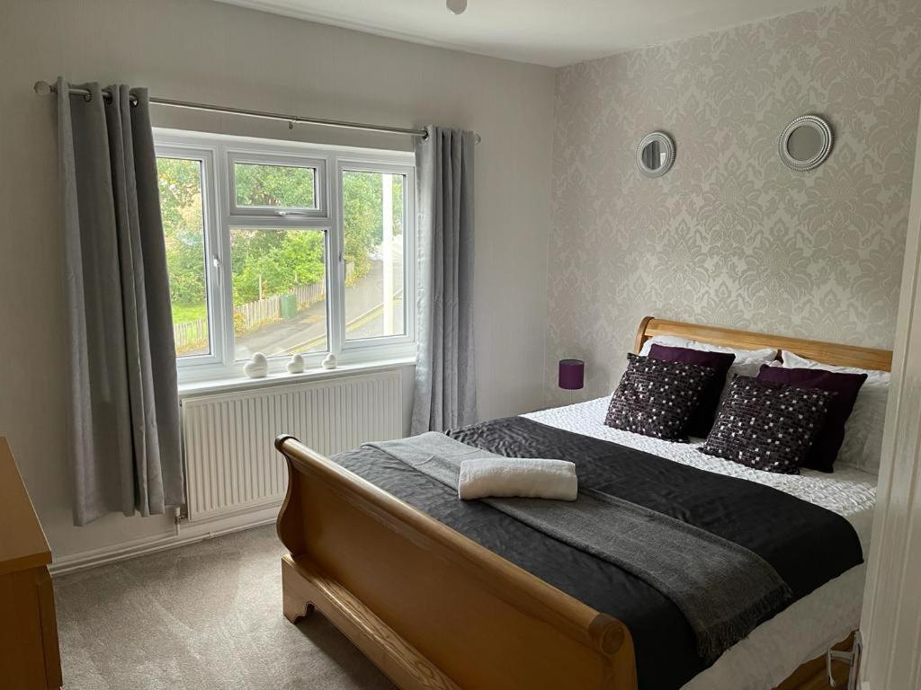 A bed or beds in a room at Silver Stag Properties,Comfy House in Coalville