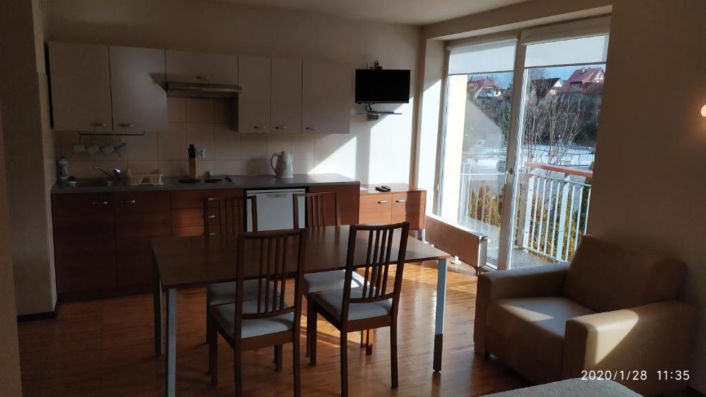 Kuchyňa alebo kuchynka v ubytovaní Zawoja1560 Apartamenty przy Aptece