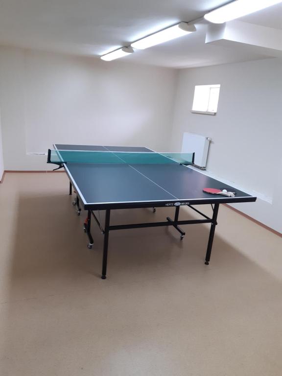 Stolný tenis v ubytovaní Zawoja1560 Apartamenty przy Aptece alebo v jeho okolí