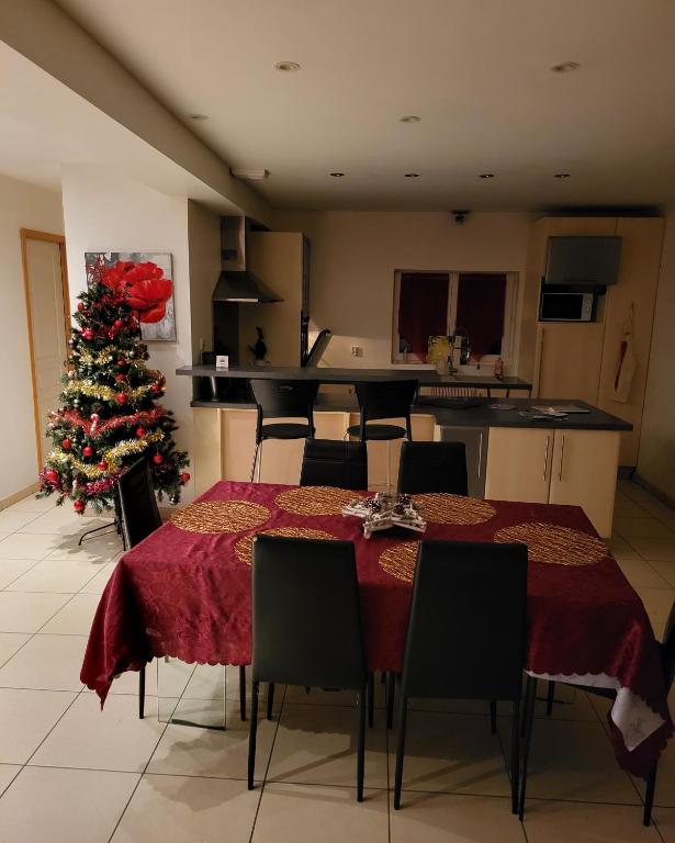 uma sala de estar com uma árvore de Natal e uma mesa em Gîte Des Hautes Falaises em Senneville-sur-Fécamp