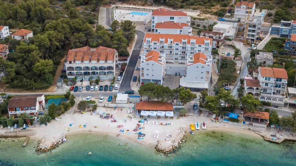 z powietrza widok na plażę w ośrodku w obiekcie Villa Malo More w Trogirze