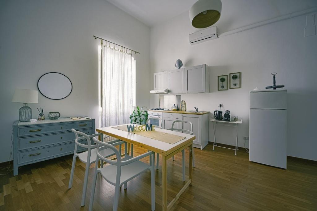 kuchnia ze stołem i krzesłami w pokoju w obiekcie CASA FISCARDI w mieście Bari
