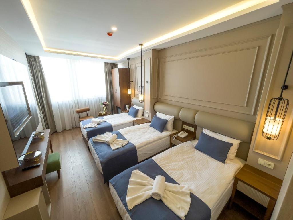 een hotelkamer met 2 bedden met bogen bij Martinenz Hotel in Istanbul