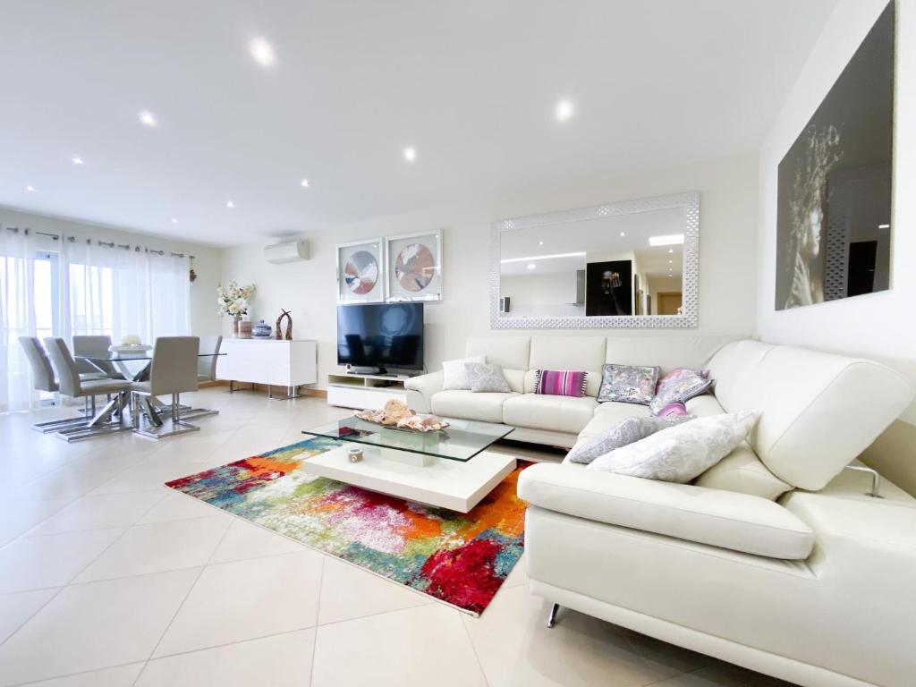 een witte woonkamer met een bank en een tafel bij Luxury condominium apartment with swimming pool #1903 in Lagos