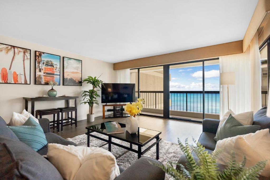 een woonkamer met een bank en een tv bij Spacious Waikiki Beach 2BR-Ocean View-Free Parking in Honolulu