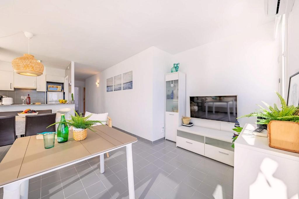 Kuchyňa alebo kuchynka v ubytovaní Beachfront Apartment Sivella II by Sealand Villas