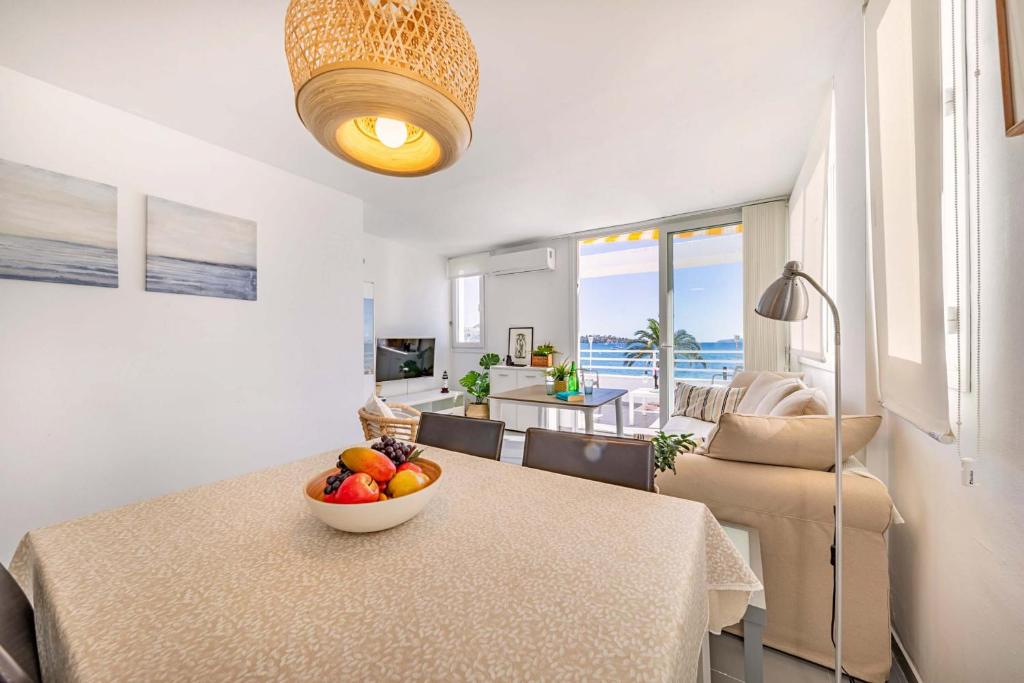 Posedenie v ubytovaní Beachfront Apartment Sivella II by Sealand Villas