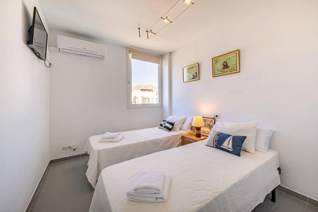 Posteľ alebo postele v izbe v ubytovaní Beachfront Apartment Sivella II by Sealand Villas
