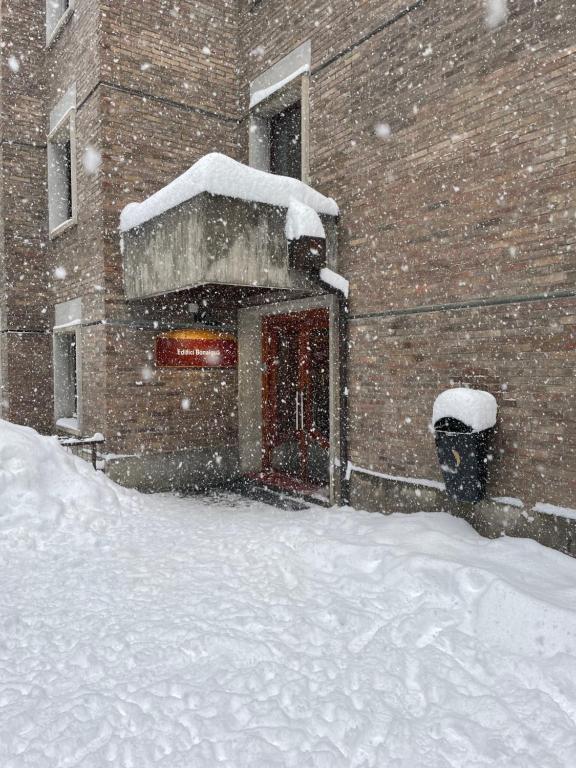 Baqueira 1500 (pie pista). Edificio Bonaigüa v zime