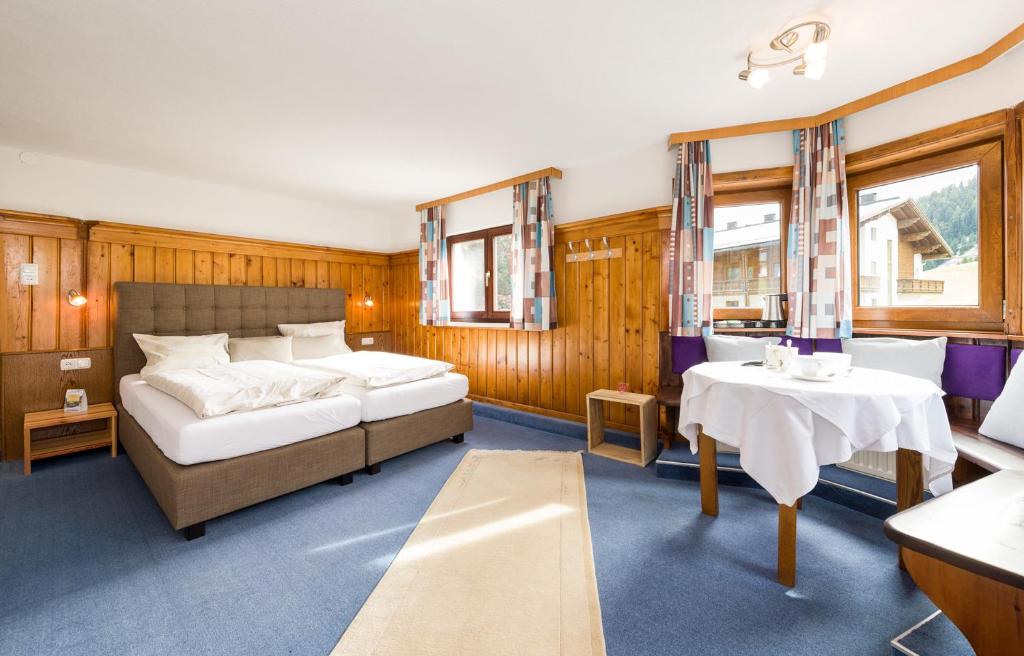 Postel nebo postele na pokoji v ubytování Gästehaus Zugspitzblick