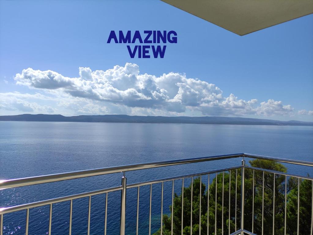 een uitzicht op het water vanaf het balkon van een prachtig uitzicht bij Villa Orada in Brela