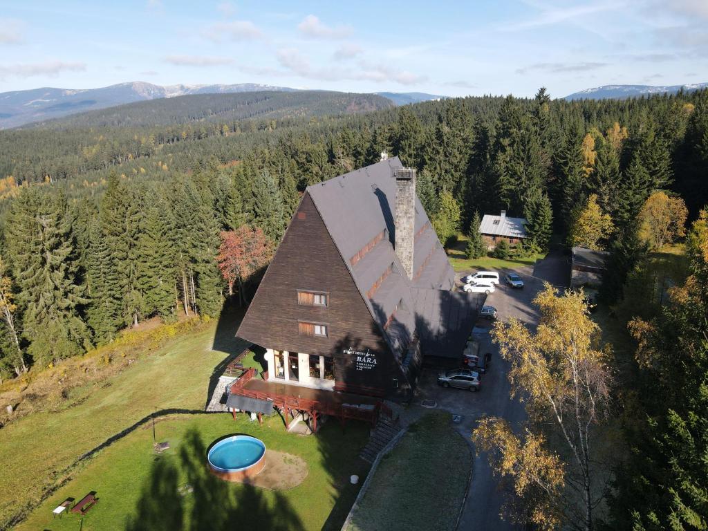 una vista aerea di una grande casa nel bosco di Relax hotel Bára Benecko a Benecko