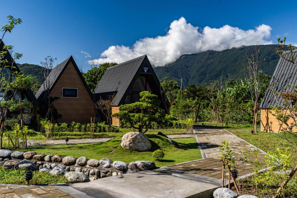 una casa con un giardino davanti di 花蓮晨風星語民宿Sun Star B&B a Ji'an