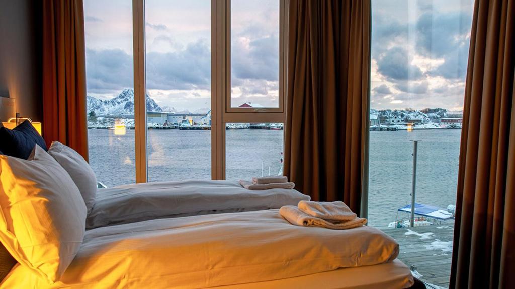 Nordis Apartments, vue depuis un appartement sur le port de Svolvær et les montagnes enneigées des Lofoten