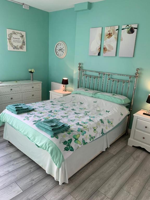 Postel nebo postele na pokoji v ubytování Bedrock Lodge