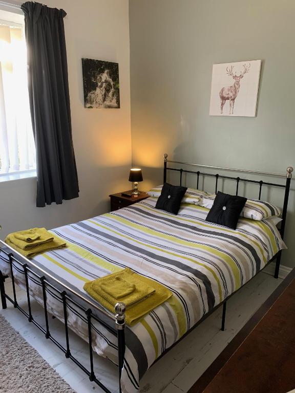 Postel nebo postele na pokoji v ubytování Bedrock Lodge