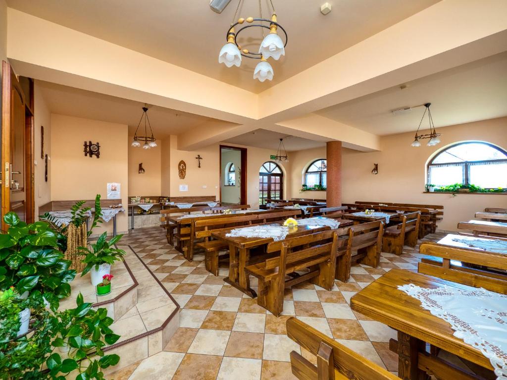 Reštaurácia alebo iné gastronomické zariadenie v ubytovaní Dom Wczasowy Na Kamieńcu