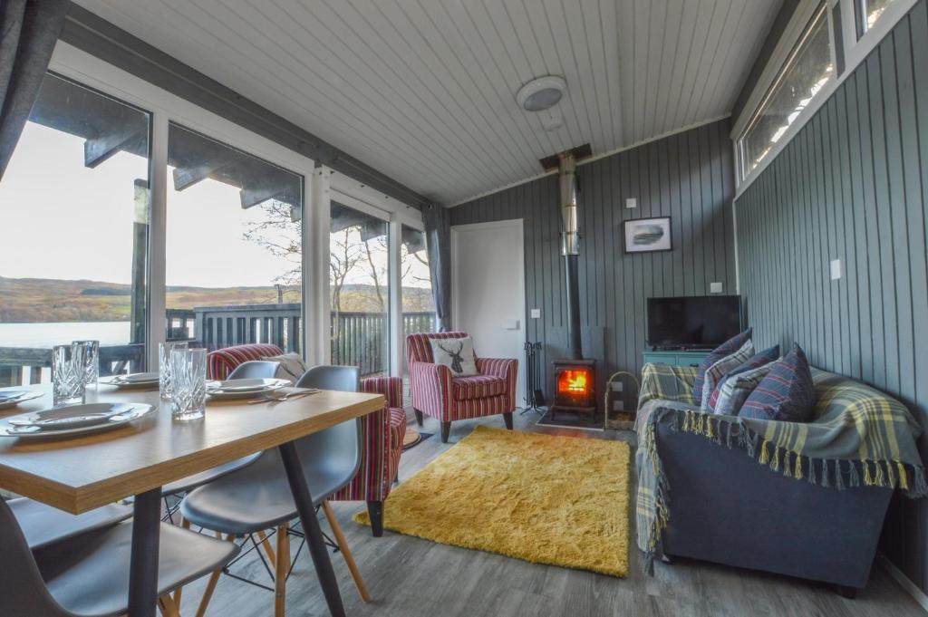 Loch Aweside Forest Cabins - Kilchurn Cabin (2 Bedrooms) – Free Wi-Fi, Wood Fired Hot Tub (extra Charge)