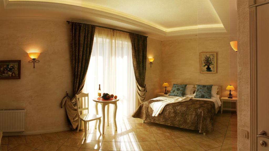 1 dormitorio con cama y ventana grande en Gomer Hotel (Adults only) en Balaklava