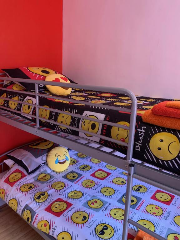 Postel nebo postele na pokoji v ubytování Bedrock Lodge