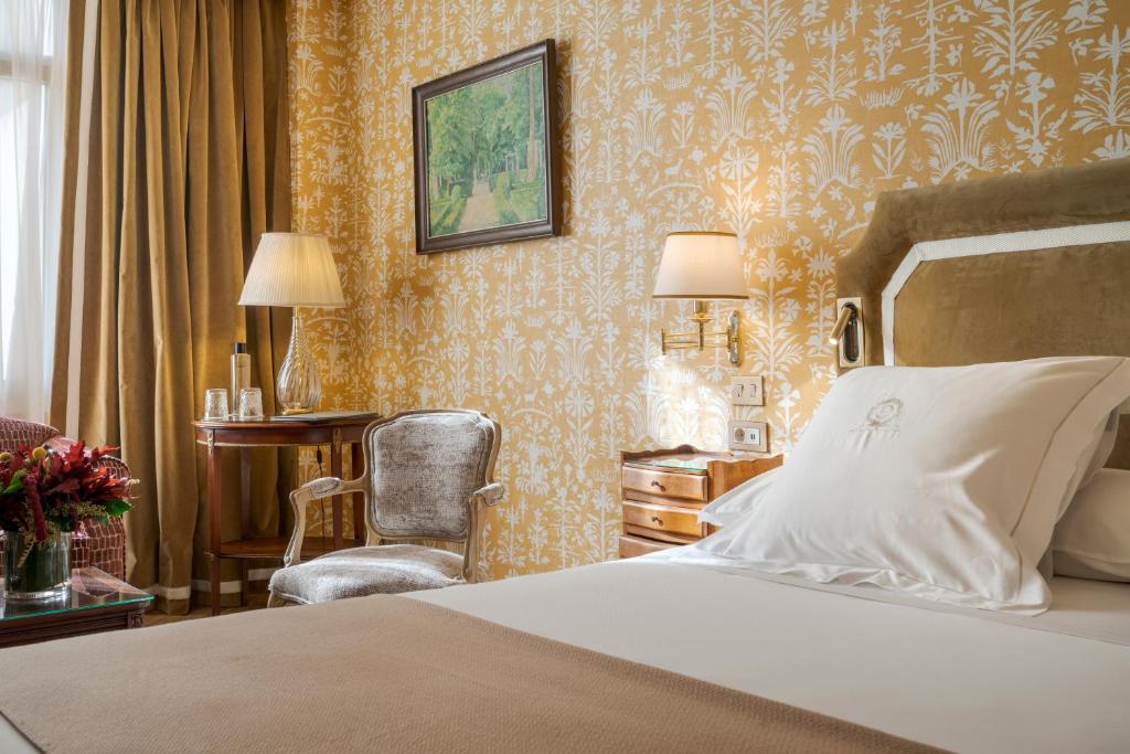سرير أو أسرّة في غرفة في Relais & Châteaux Hotel Orfila