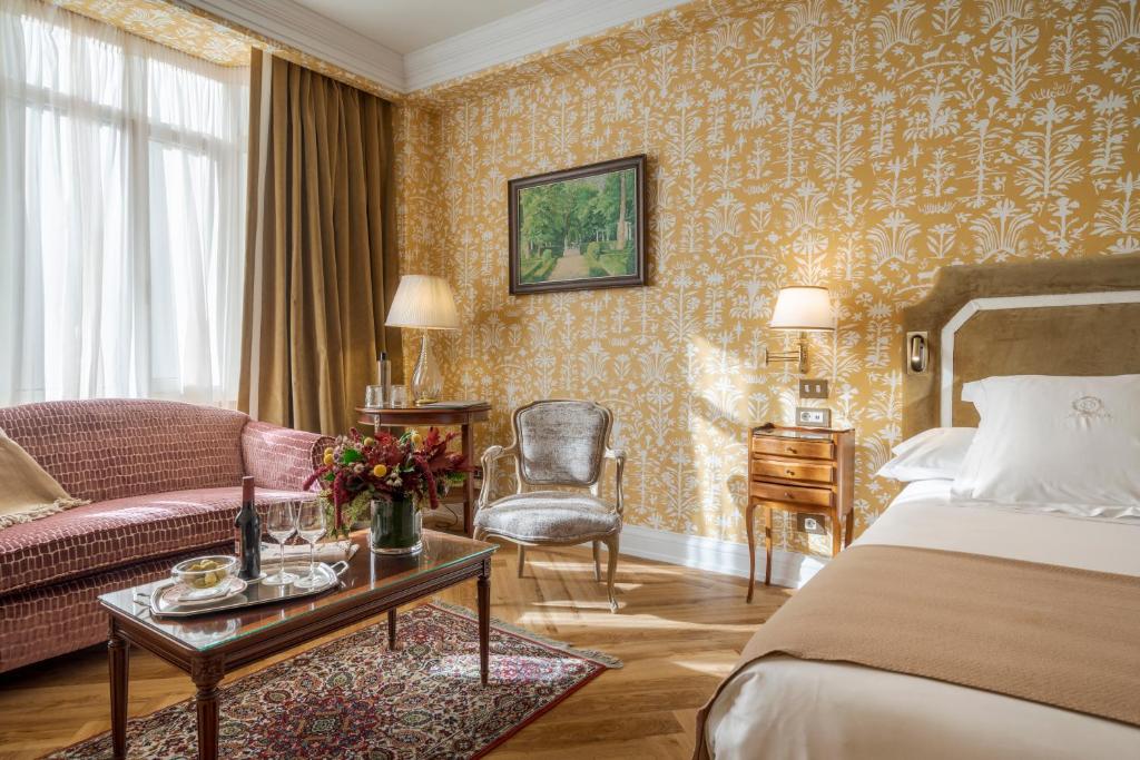 سرير أو أسرّة في غرفة في Relais & Châteaux Hotel Orfila