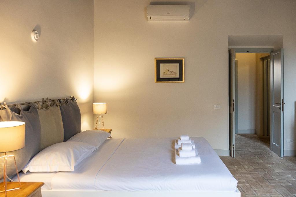Łóżko lub łóżka w pokoju w obiekcie Rome Historical Apartment - Arco dei Banchi