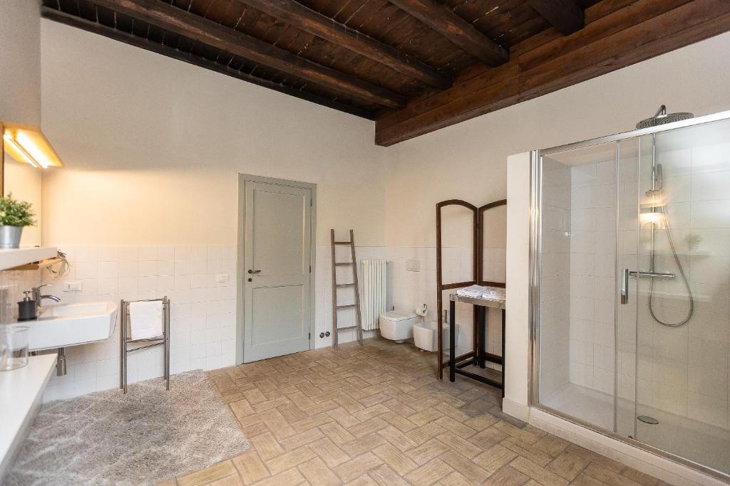 Łazienka w obiekcie Rome Historical Apartment - Arco dei Banchi