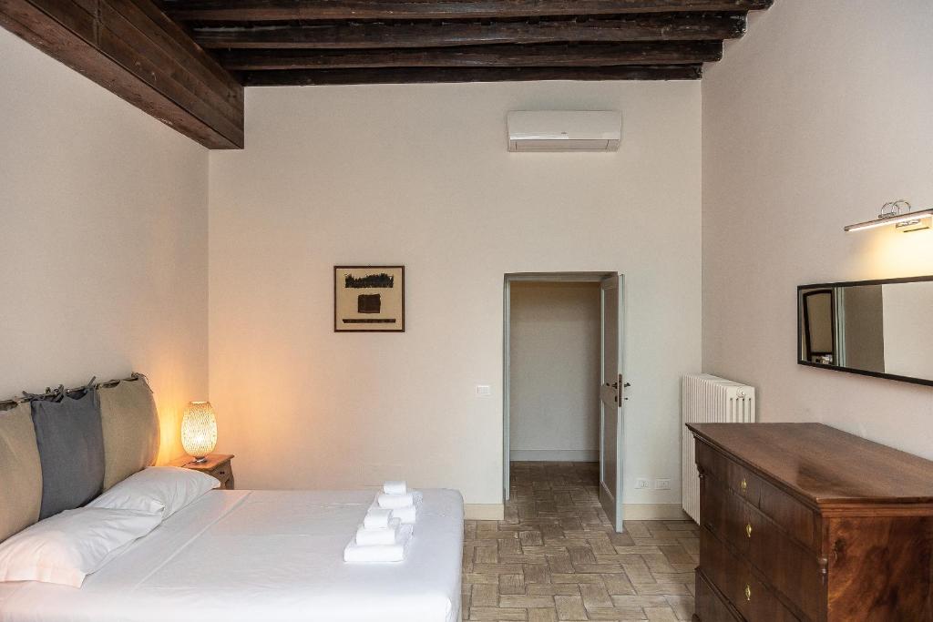 Łóżko lub łóżka w pokoju w obiekcie Rome Historical Apartment - Arco dei Banchi