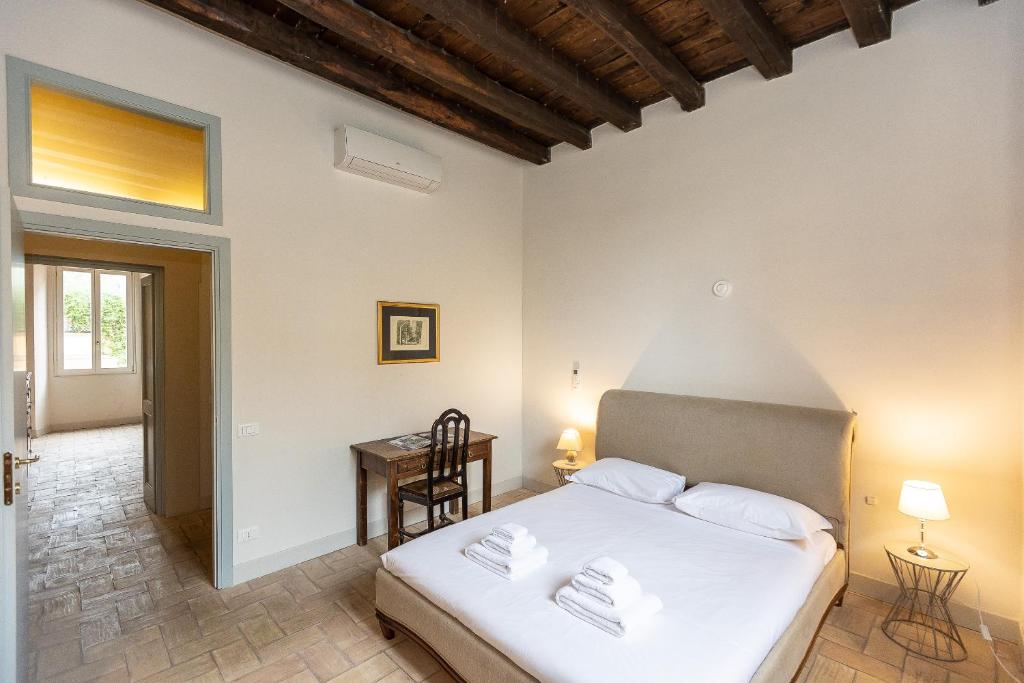 Łóżko lub łóżka w pokoju w obiekcie Rome Historical Apartment - Arco dei Banchi