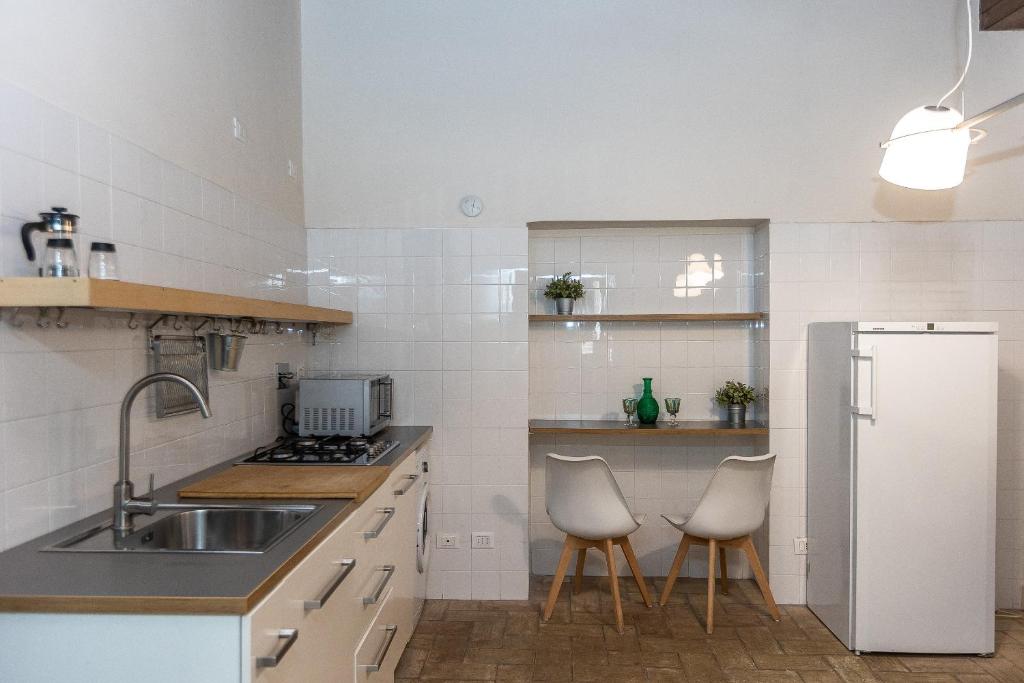 Kuchnia lub aneks kuchenny w obiekcie Rome Historical Apartment - Arco dei Banchi