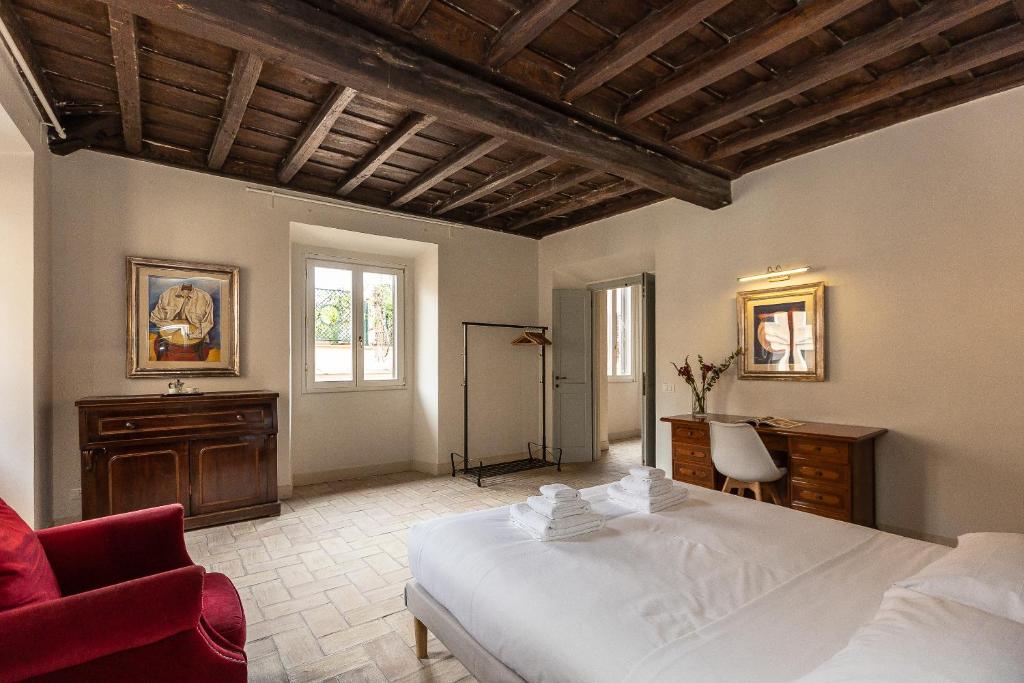 Łóżko lub łóżka w pokoju w obiekcie Rome Historical Apartment - Arco dei Banchi