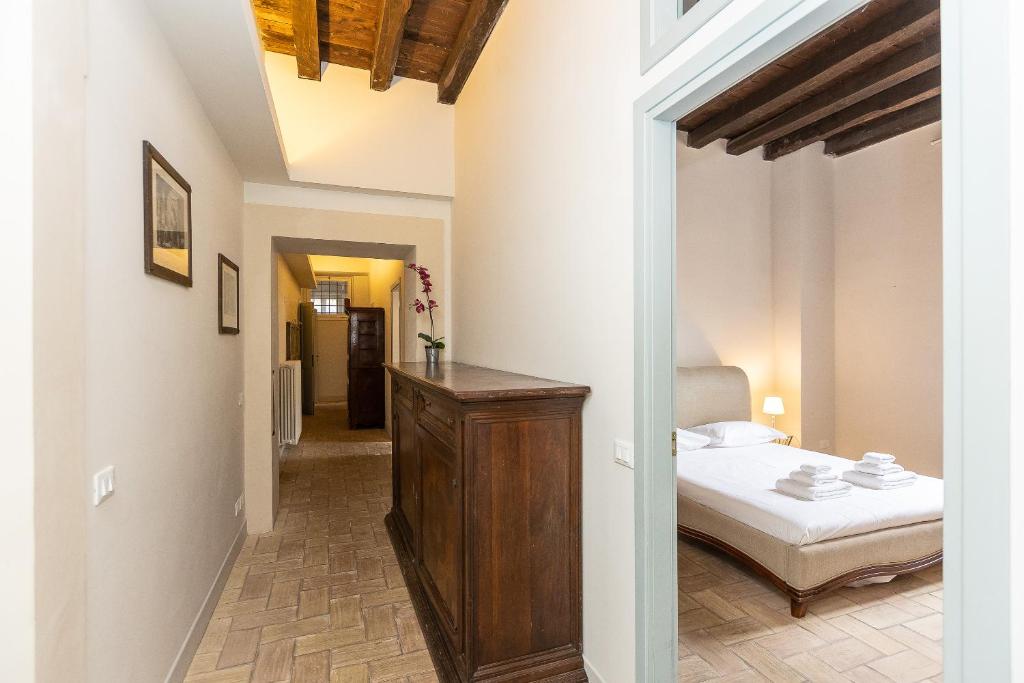 Łóżko lub łóżka w pokoju w obiekcie Rome Historical Apartment - Arco dei Banchi