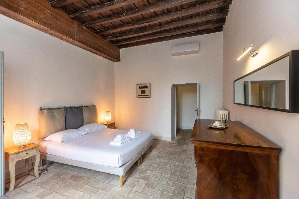 Łóżko lub łóżka w pokoju w obiekcie Rome Historical Apartment - Arco dei Banchi
