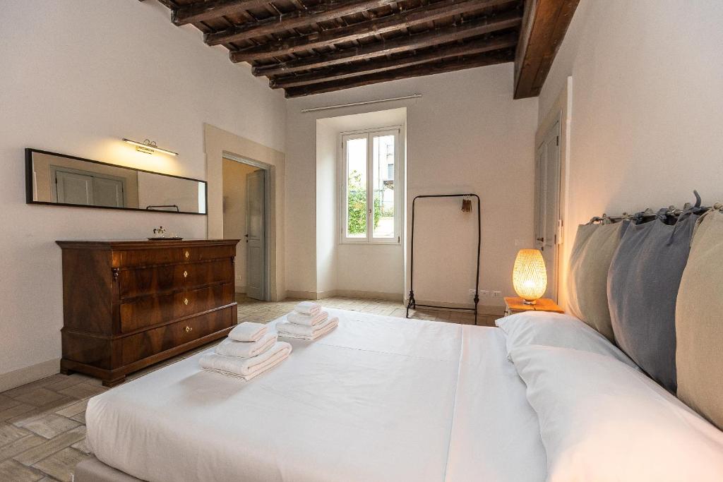 Łóżko lub łóżka w pokoju w obiekcie Rome Historical Apartment - Arco dei Banchi