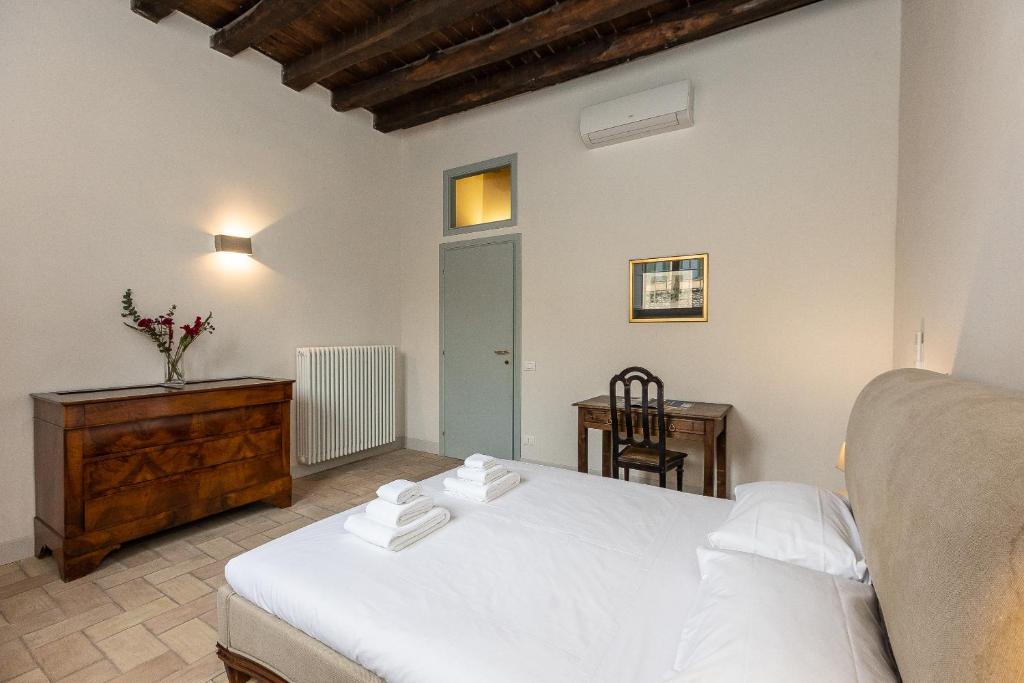 Łóżko lub łóżka w pokoju w obiekcie Rome Historical Apartment - Arco dei Banchi