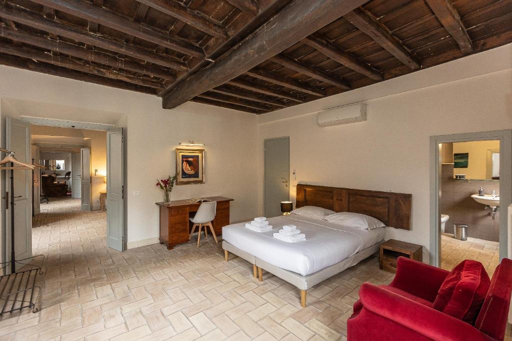 sypialnia z białym łóżkiem i czerwoną kanapą w obiekcie Rome Historical Apartment - Arco dei Banchi w Rzymie