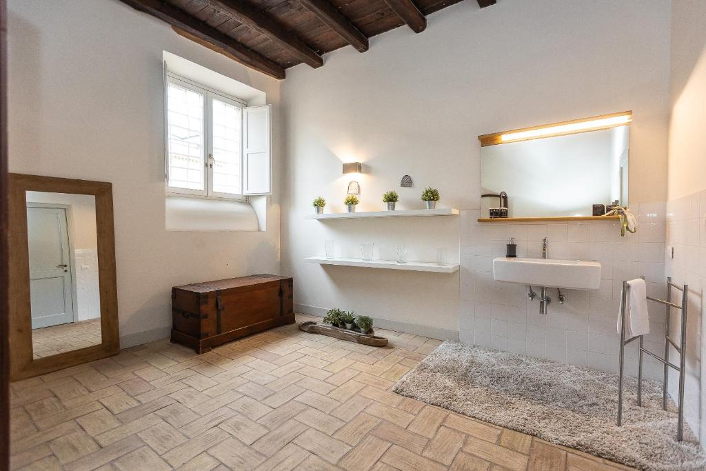 łazienka z umywalką i lustrem w obiekcie Rome Historical Apartment - Arco dei Banchi w Rzymie
