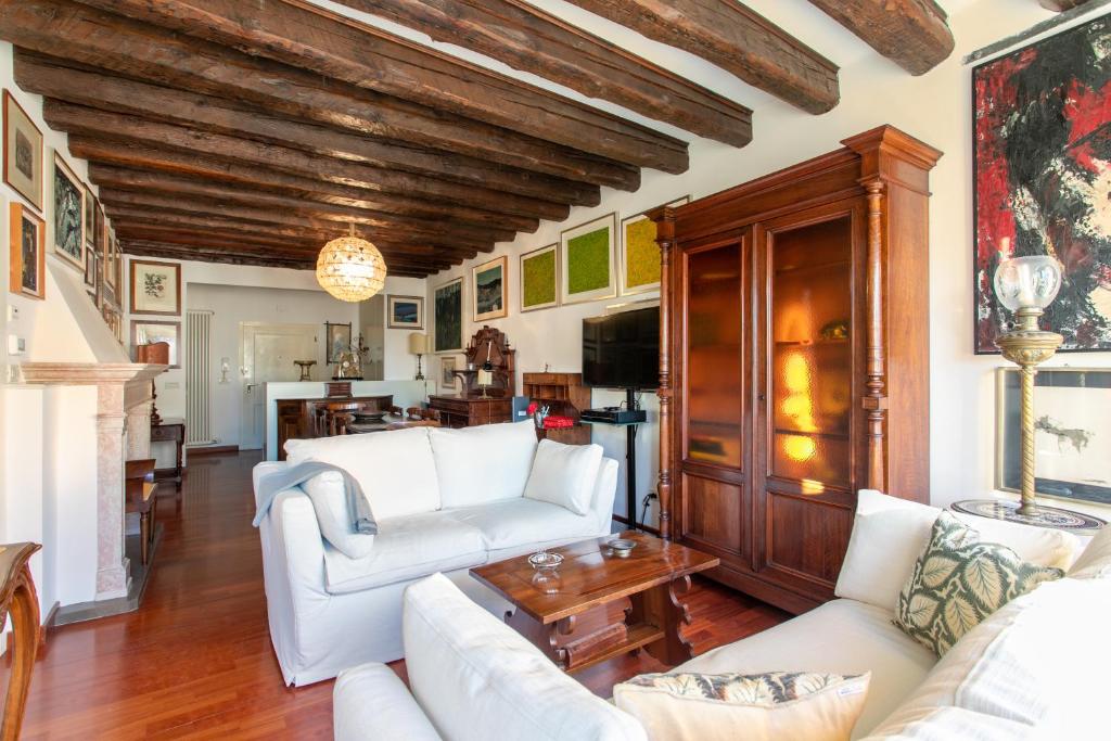 威尼斯的住宿－Ca' al Giglio - Appartamento Vista Canale，客厅配有2张白色沙发和1张桌子