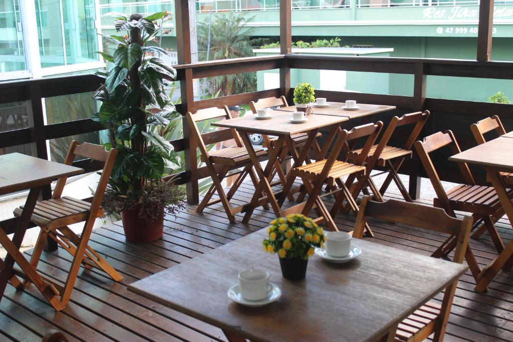 Um restaurante ou outro lugar para comer em Hotel Bela Onda